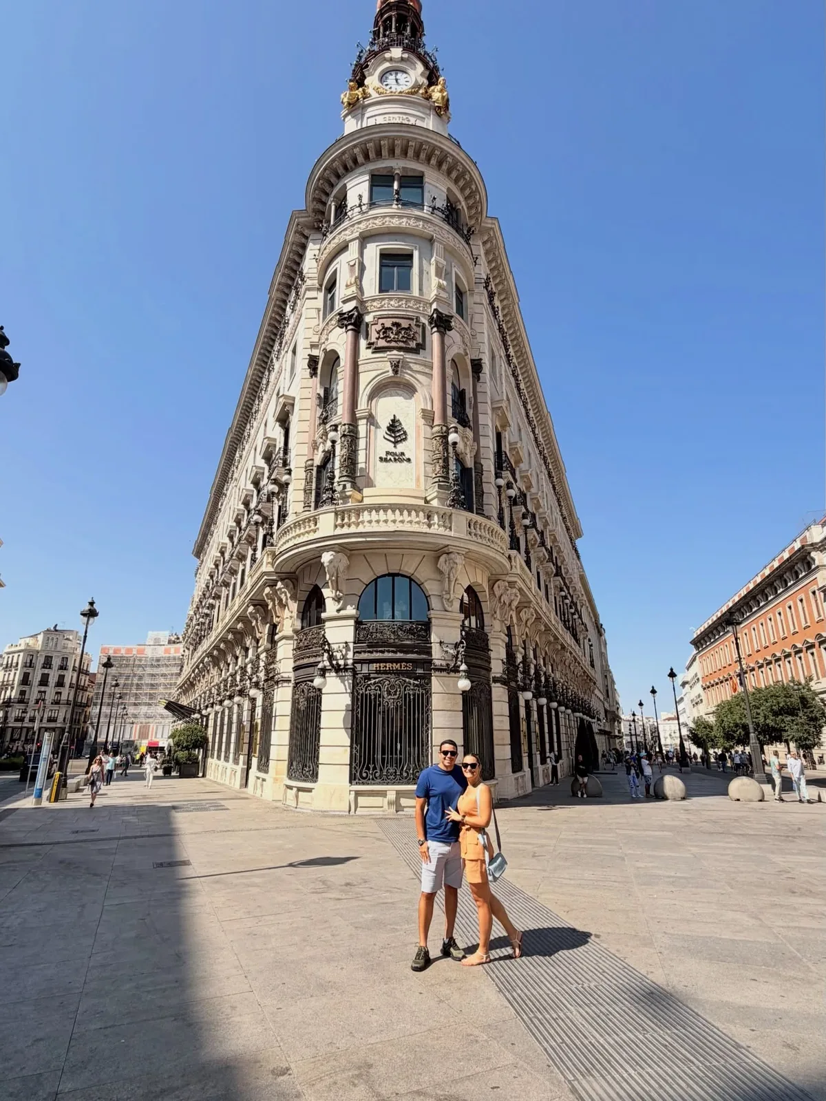 Lore e o marido em frente ao edifício histórico do Four Seasons, na Plaza de Canalejas, em Madri